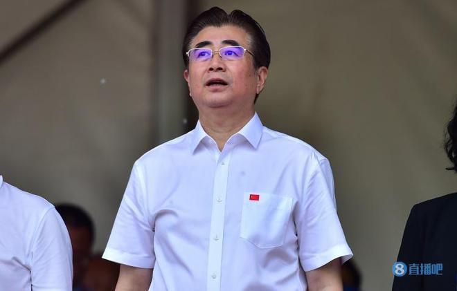 小丑有种满盈开来的魔力，他能让人心底掩埋多年的险恶种子生根抽芽乃至破土而出，并且他又可以奇妙地滑过传统意义上道德的训斥，乃至可以赢得道德的同情与理性的支持。